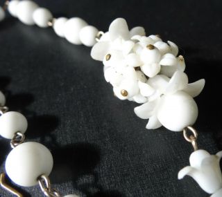 vintage milk white glass & lucite flower bead necklace 1950s - R368 3