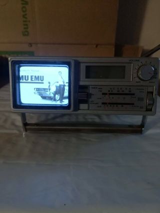 Vintage 1980s Sanyo Portable Tv & Clock Radio (tpm2170)