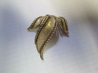 Vintage Crown Trifari Gold Tone Metal Leaf Shaped Pin Brooch