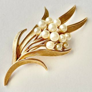 Signed Crown Trifari Vintage Gold Tone Pearl Leaf Flower Brooch Pin 305