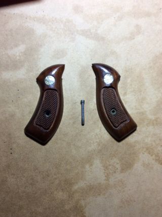 Smith & Wesson J Frame Round Butt Grips,  Vintage,  Great Shape