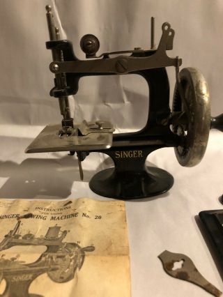 Antique Singer Model 20 Cast Iron Hand Crank Sewing Machine w/ Instructions 2
