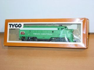 VINTAGE TRAIN HO SCALE TYCO 224R:1200 PENN CENTRAL POWERED LIGHTED DIESEL ENGINE 2