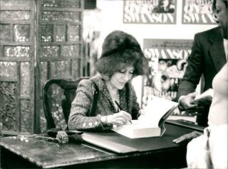 Vintage Photograph Of Gloria Swanson Signs Her Biography " Swanson On Swanson "