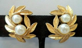 Stunning Vintage Estate Signed Avon Pearl Flower 7/8 " Clip Earrings 2696e