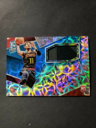 2018 - 19 Panini Spectra Trae Young Auto Patch Rookie Neon Blue 54/99 Hawks