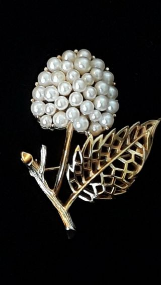 Stunning Vintage Crown Trifari Faux Pearl Brooch Pin Flower Gold Tone