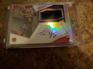 2018/19 Panini Spectra Trae Young Rc Rookie Autograph Jersey Auto Sp /299 