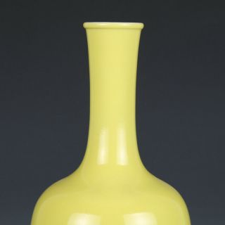 Fine Chinese Antique Yellow Glazed Porcelain Porcelain Vase 2