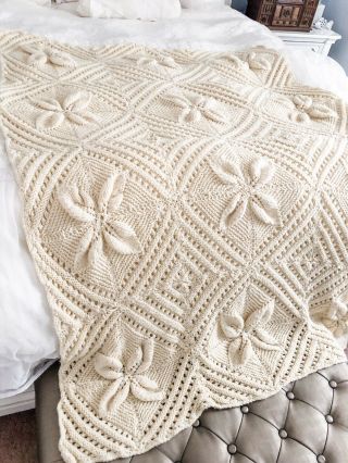Vintage Handmade Gorgeous Knit Afghan (bed Or Couch) Throw - Cream Flower Detail.