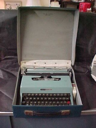 Vintage Olivetti Lettera 22 Portable Typewriter With Case