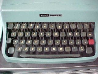 VINTAGE OLIVETTI LETTERA 22 PORTABLE TYPEWRITER WITH CASE 3