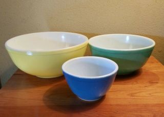 Vintage Pyrex Ware Set Of 3 Nesting Mixing Bowls Primary Color Yellow Green Blue