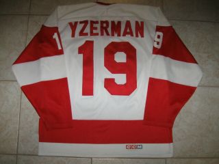 Vintage 19 Steve Yzerman Detroit Red Wings Off.  Lic.  Ccm Jersey,  Size Men 