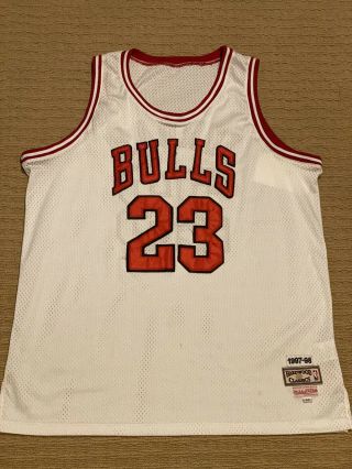 Michael Jordan Jersey White 1997 - 98 Hardwood Classics Mitchell And Ness Size 52