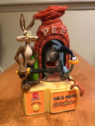 Wile E Coyote Pez Candy Hander Dispenser Road Runner Batery Operated 1998 Vtg 7”