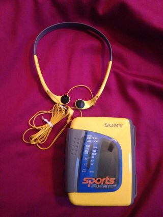 Vintage Sony Wm - Fs191 Am Fm Cassette Radio Sports Walkman Headphones