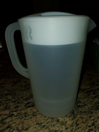 Vintage Rubbermaid 1 One Gallon Pitcher White Sheer,  Lid With Ice Guard