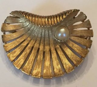 Vintage Signed Boucher Gold Tone Clamshell Pin Brooch W/ Faux Pearl 8570p