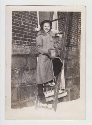 Pretty Young Lady Woman Pose On Ladder Portrait Vintage Orig Photo (32169)