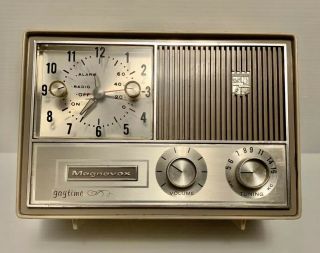Vintage Mid Century Magnavox Clock Radio " Gaytime " Model C003 Tube Radio