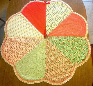 Vintage Handmade Christmas Holiday Tree Skirt Quilt Scalloped Red Green Ties