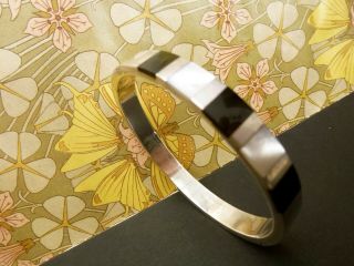 A VINTAGE HALLMARKED STERLING SILVER MOTHER OF PEARL & ONYX BANGLE 17.  8gms. 2