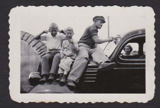 Lady Head In Car Window Man W/kids On Hood Old/vintage Photo Snapshot - W387