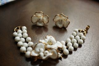 Vintage Trifari White Poured Glass Flower Cluster Bracelet & Clip On Earrings