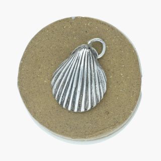 Goodbyebabylon / Sterling Silver Vintage Clam Sea Shell / Charm (2.  4g)