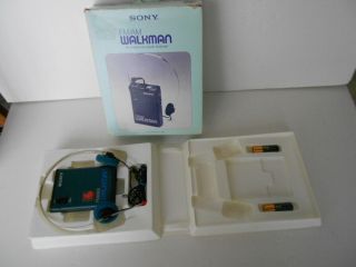 Vtg Sony Srf - 33w Stereo Fm/am Walkman Radio W/belt Clip & Headset Box