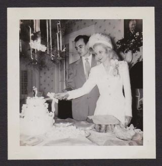 Wedding Day Bride Groom Cutting Wedding Cake Old/vintage Photo Snapshot - T121