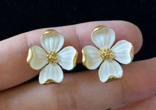 Vtg Trifari Gold Tone White Flower Clip On Earrings Signed 1 " M008
