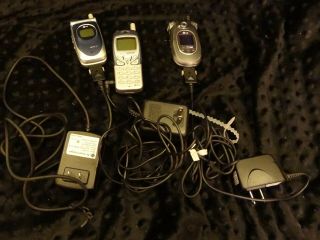 3 Vintage Verizon Cellular Cell Phones With Chargers