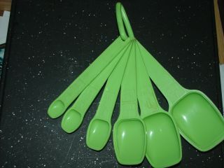Tupperware Vintage 1272 Measuring Spoon Set Of 6 & Ring Hook Apple/lime Green