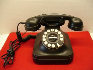 Grand Vintage Style Push Button Telephone.