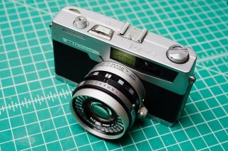 Vintage Petri 7s 35mm Rangefinder Camera W/ 45mm 1.  8 Amber.  C Lens