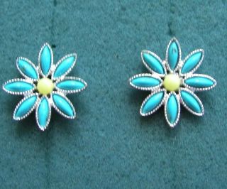 " Daisy Time " Blue & Yellow Clip Earrings - Sarah Coventry Jewelry - Sara Cov Vtg