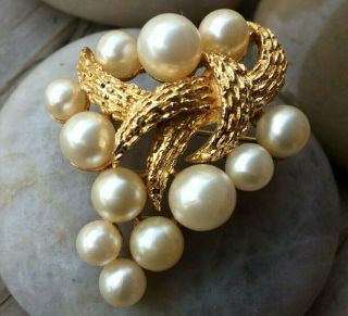 Vintage Crown Trifari Gold Tone Brooch Pin With Faux Pearls 1 1/2 "