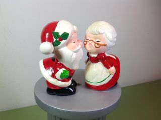Vintage Lefton Kissing Santa And Mrs.  Claus Salt And Pepper Shaker Set 04845