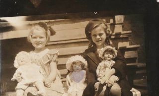 A335 - Girls On Steps With Three Dolls - Old/vintage Photo Snapshot
