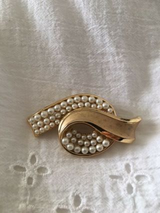 A And Unusual Vintage Trifari Pearl Ribbon Gold Tone Brooch Pin