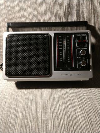 Vtg Ge General Electric Am/fm Portable Radio.  Ac/dc