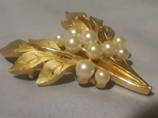 Vintage signed Crown trifari Leaf Brooch Faux pearls 2
