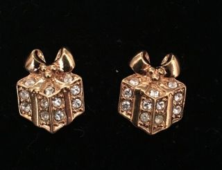 Vintage Avon Christmas Holiday Gold Tone Rhinestone Present Earrings Sfw24
