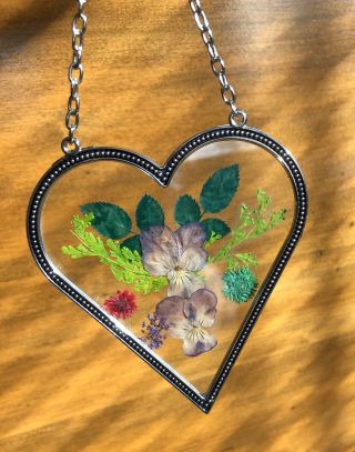 Vtg Heart Shaped Sun Catcher With Pressed Dried Flowers Floral Design