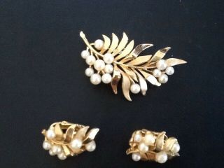 Vintage TRIFARI Gold Tone Flower Leaf Pearl Bead Large PIN BROOCH EARRINGS SET 2