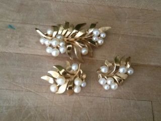 Vintage TRIFARI Gold Tone Flower Leaf Pearl Bead Large PIN BROOCH EARRINGS SET 3