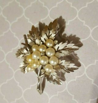 Vintage crown Trifari leaf brooch with faux pearls and rhinestones 2