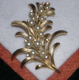 092d Vintage Signed Crown Trifari Goldtone Leaves Pin Faux Pearls Rhinestones